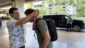 honolulu airport lei greeting