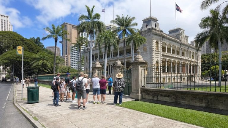 iolani palace tours accessible without car