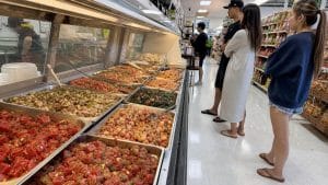 tamashiro market poke local favorite