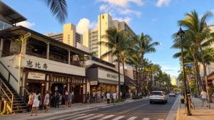 walkable honolulu hotels for food