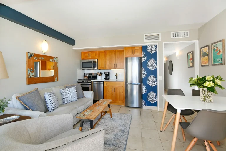 A photo of Koko Resorts at the Waikiki Banyan showing the property and rooms.