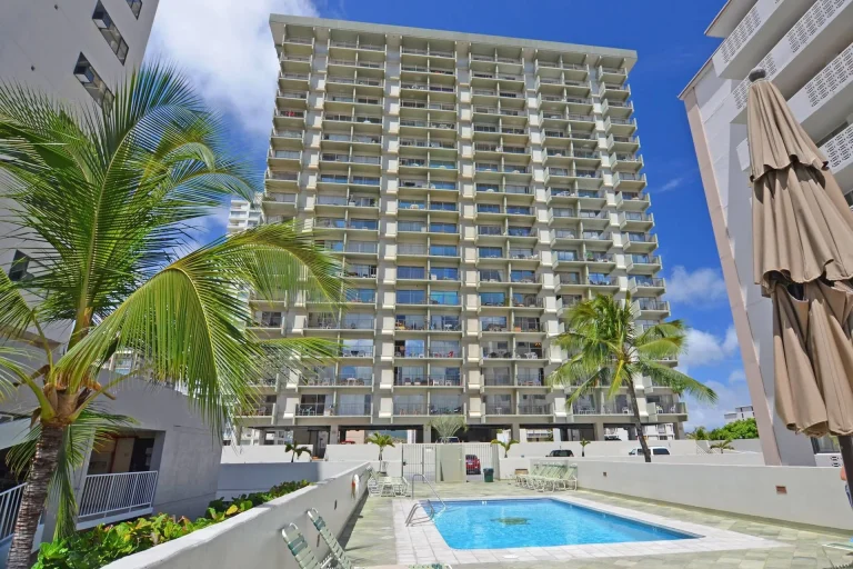 A photo of Koko Resorts at the Waikiki Banyan showing the property and rooms.