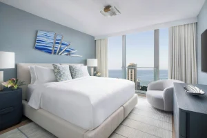 A photo of Halepuna Waikiki by Halekulani showing the property and rooms.